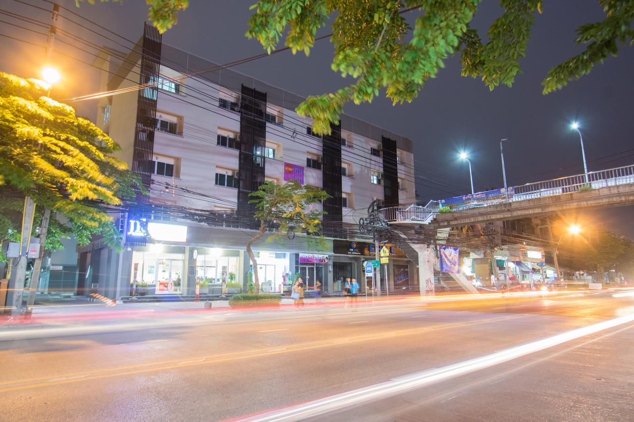 Aparthotel Jr Mansion On Nut Soi 25 Bangkok Exterior foto